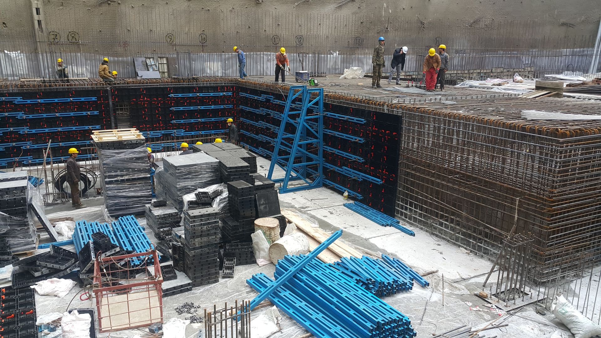 Wall formwork panels and reinforcing steel in a foundation